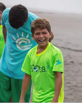 Smiling kids from the Mar de Sueños program on the beach