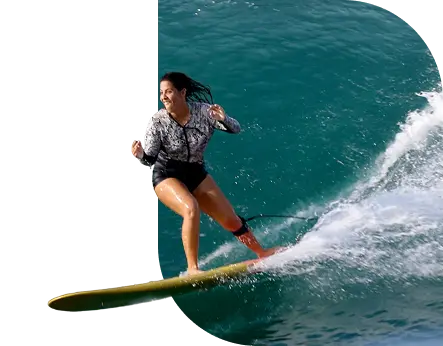 Surf lesson in El Salvador: Joss riding a wave on a longboard in La Libertad